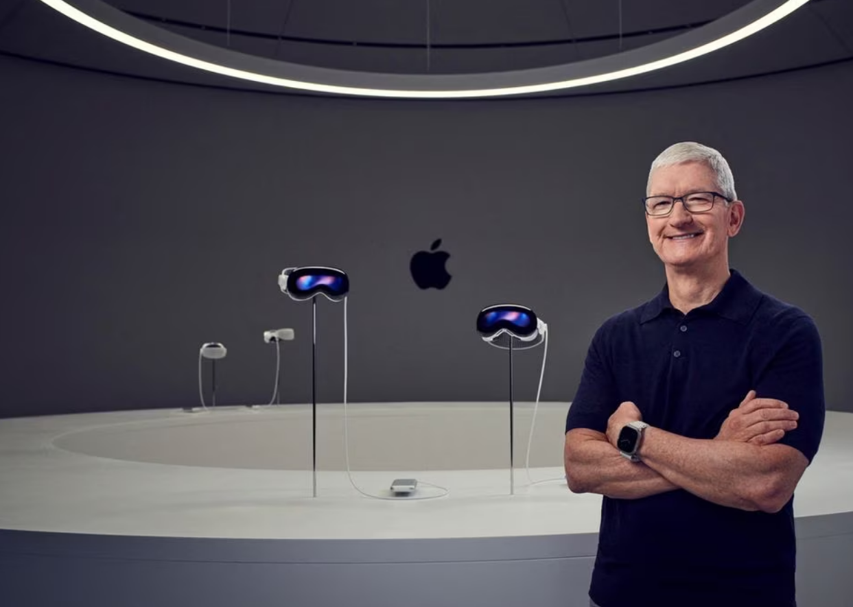 Apple CEO Tim Cook introduces Apple Vision Pro at Apple Park in Cupertino, California, U.S. June 5, 2023. Photo: Reuters
