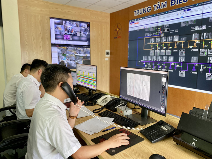 A load dispatcher of Quang Ninh Power Company monitors power transmission. Photo: H. Nga / Tuoi Tre