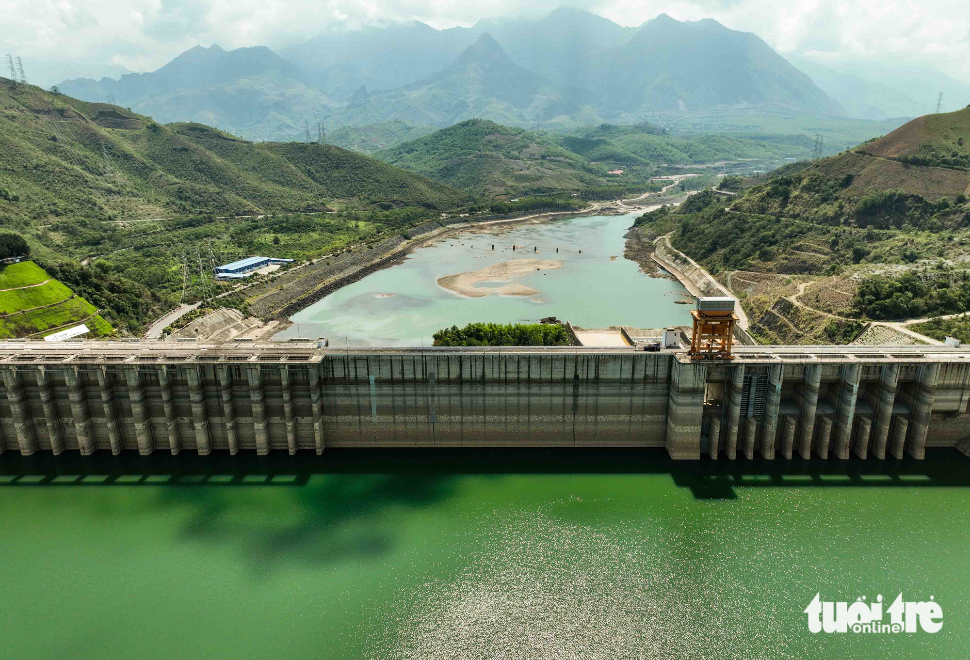 The water level in the Son La hydropower reservoir reached the record low of 174.9 meters on June 7, 2023, below the dead-pool level of 175 meters. Photo: Nguyen Khanh / Tuoi Tre
