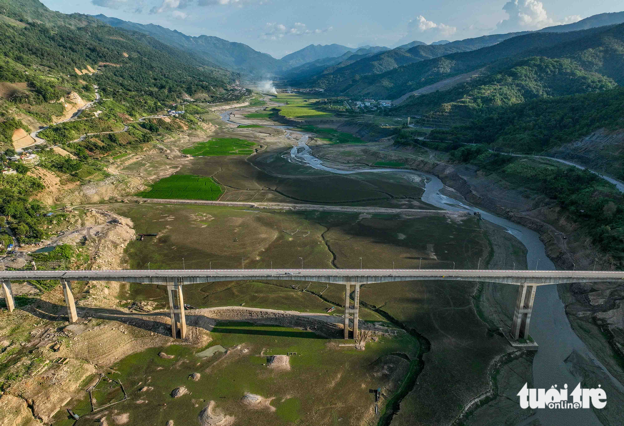 The bed of the Son La hydropower reservoir section located in Muong Lay Town, Dien Bien Province, northern Vietnam is drying up due to a drawn-out drought. Photo: Nguyen Khanh / Tuoi Tre