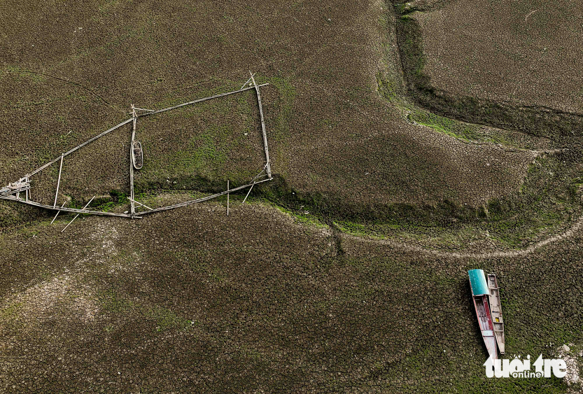 A lift net and two small boats of local residents are aground on the dried-up Son La hydropower reservoir bed. Photo: Nguyen Khanh / Tuoi Tre