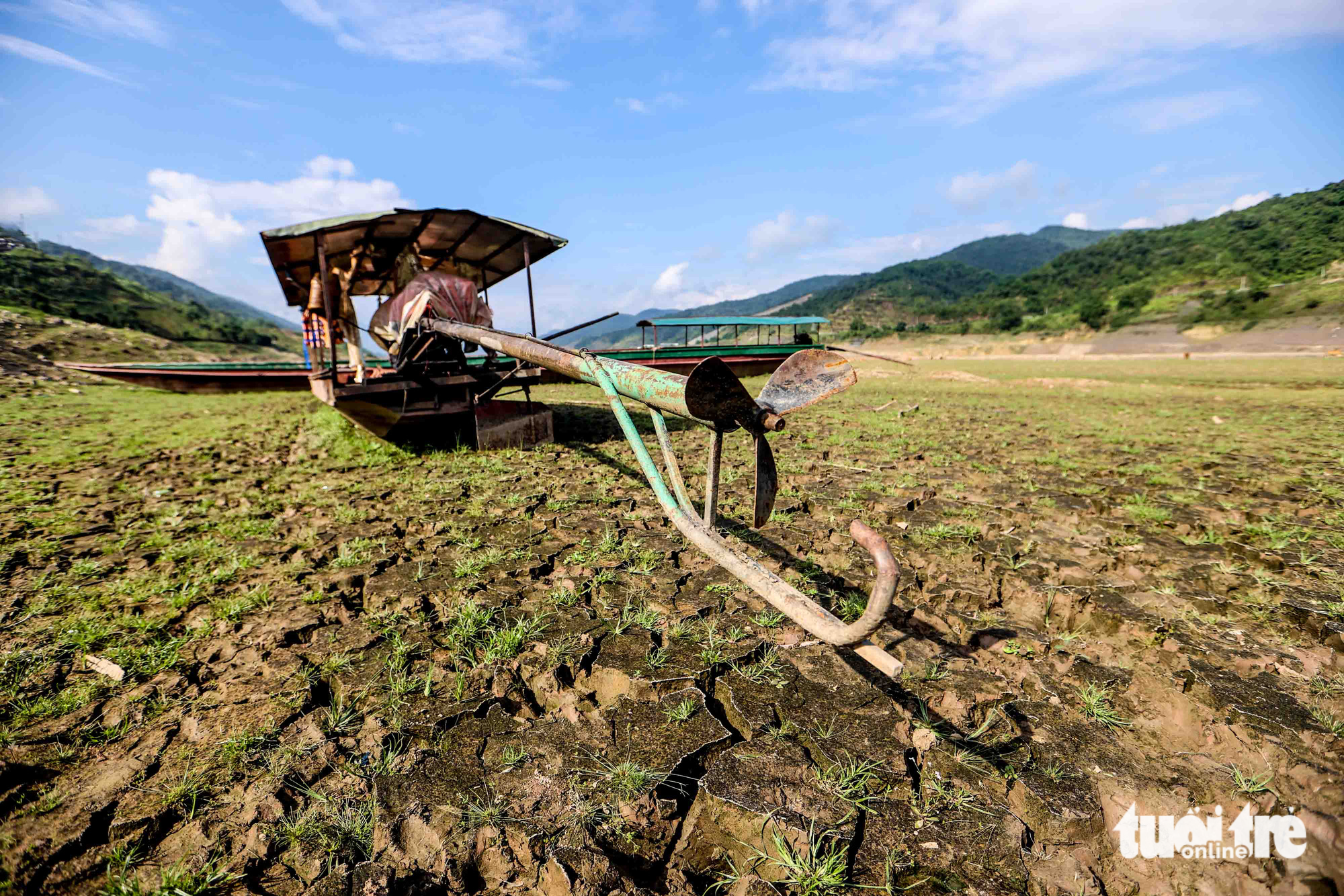 Another boat runs aground in the dried-up Son La hydropower reservoir. Photo: Nguyen Khanh / Tuoi Tre