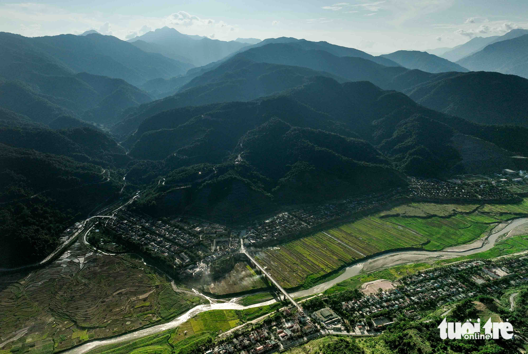 To adapt to the drawn-out drought, the Muong Lay inhabitants grew a rice crop to improve their livelihoods, but sudden floods once destroyed the rice fields. Photo: Nguyen Khanh / Tuoi Tre