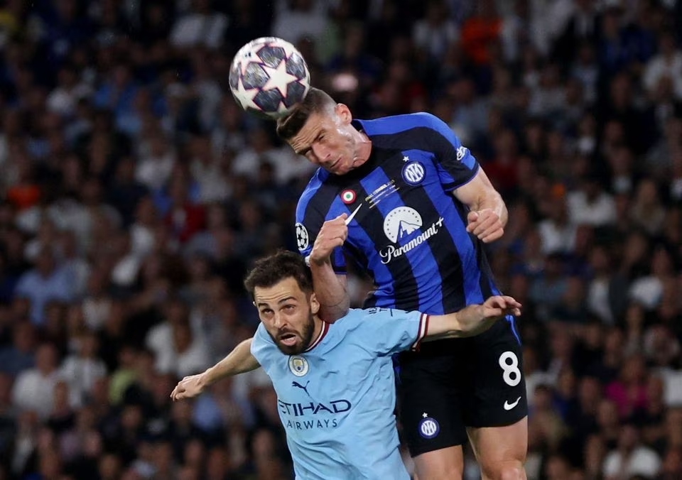 Soccer Football - Champions League Final - Manchester City v Inter Milan - Ataturk Olympic Stadium, Istanbul, Turkey - June 10, 2023 Inter Milan's Robin Gosens in action with Manchester City's Bernardo Silva. Photo: Reuters