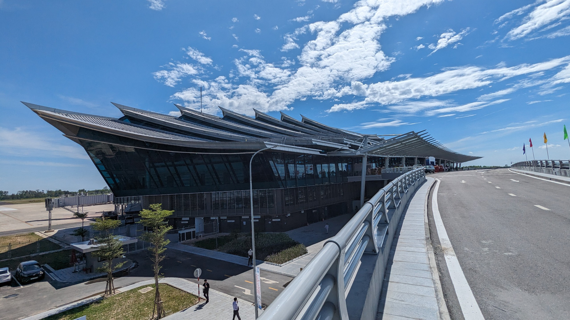 The exterior architecture of the terminal is modelled after Hue imperial palaces with cascading roof layers. Photo: Nhat Linh / Tuoi Tre