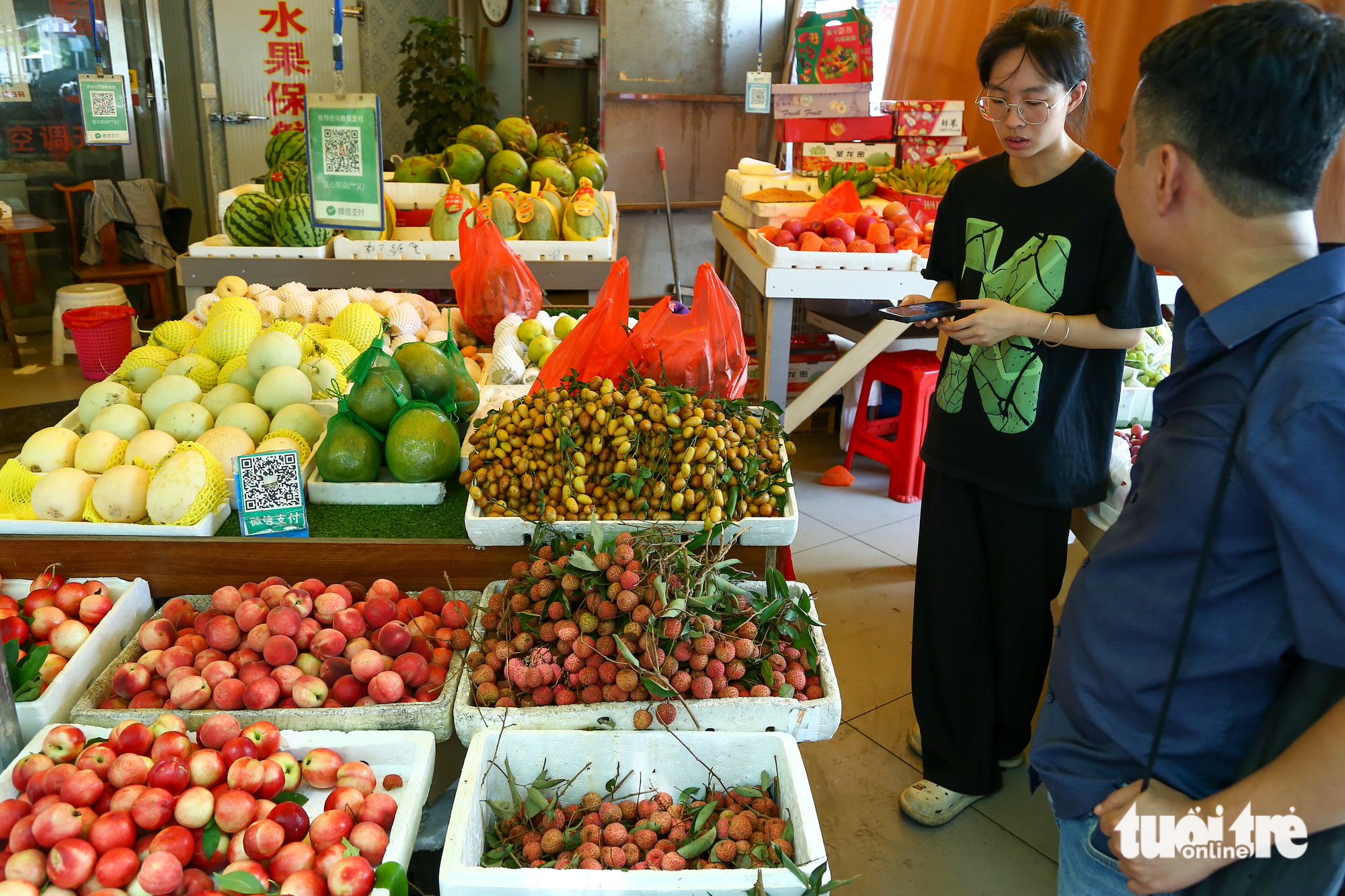 Each kilogram of Vietnamese lychees at a fruit market in Pingxiang is priced at 40 Chinese yuan ($5.6). The owner of a fruit stall at the market said that Vietnamese lychees are high quality and tasty. Photo: Ha Quan / Tuoi Tre