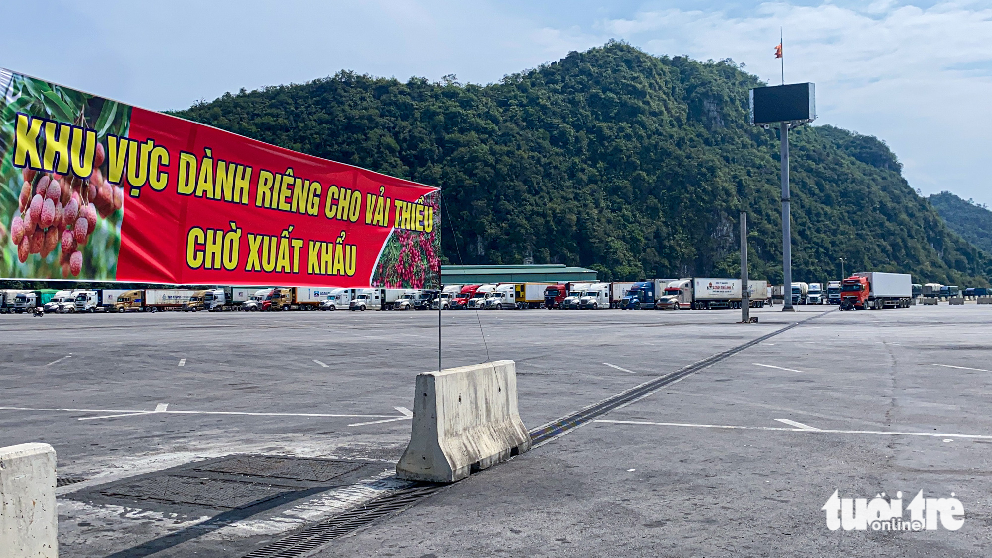 Major Duong Thanh Tiep, head of a border monitor station at the Tan Thanh border gate in Lang Son Province, told Tuoi Tre newspaper that as lychees enter the harvest season, taskforces at the station must work overtime to facilitate traffic and the export of the fruit to China. Photo: Ha Quan / Tuoi Tre