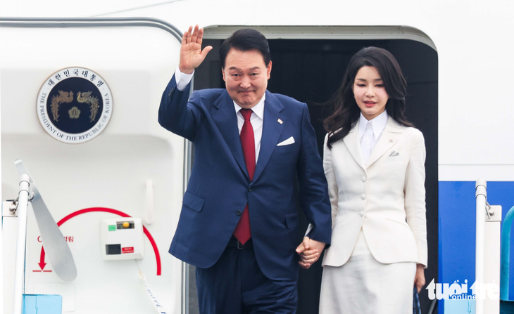 South Korean President Yoon Suk Yeol and his spouse Kim Keon Hee wave at Vietnamese and South Korean high-ranking officials. Photo: Nguyen Khanh / Tuoi Tre