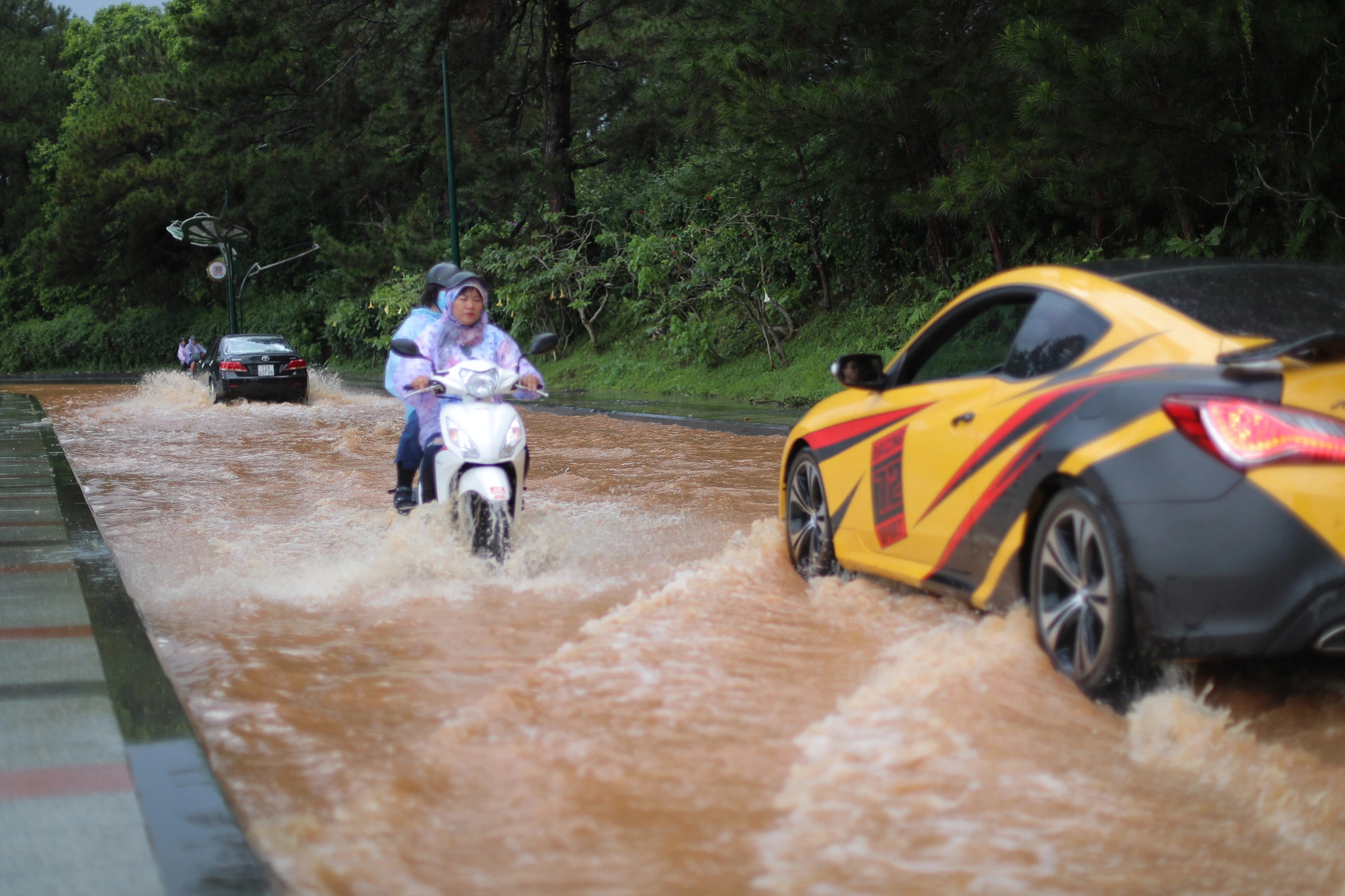 Tran Quoc Toan Street skirting Cu Hill is inundated. Photo: M.V. / Tuoi Tre