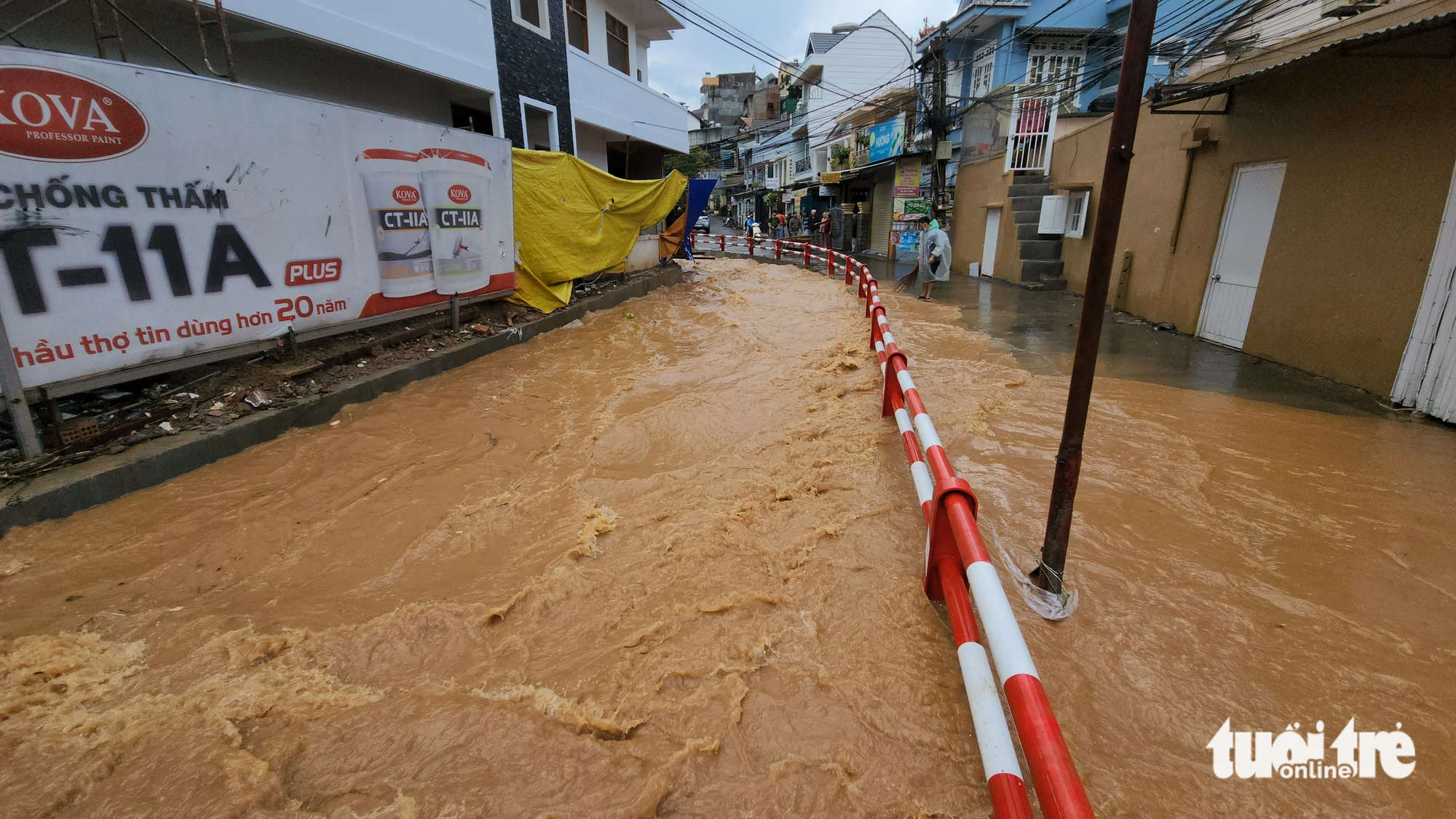 Another flooded section on Phan Dinh Phung Street. Photo: M.V. / Tuoi Tre