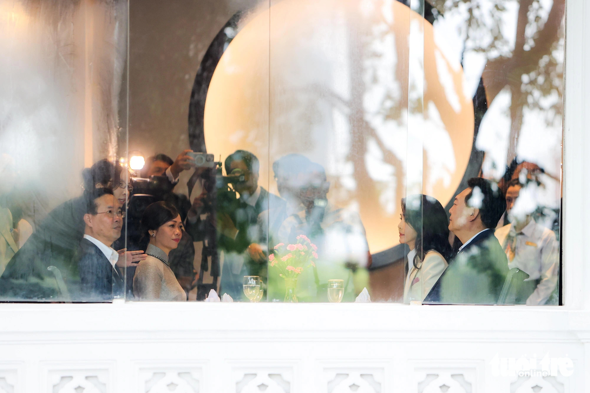 Vietnamese State President Vo Van Thuong, his South Korean counterpart Yoon Suk Yeol, and their spouses enjoyed Vietnamese culinary delights together at Luc Thuy Restaurant in Hanoi’s Hoan Kiem District on June 24, 2023. Photo: Nguyen Khanh / Tuoi Tre
