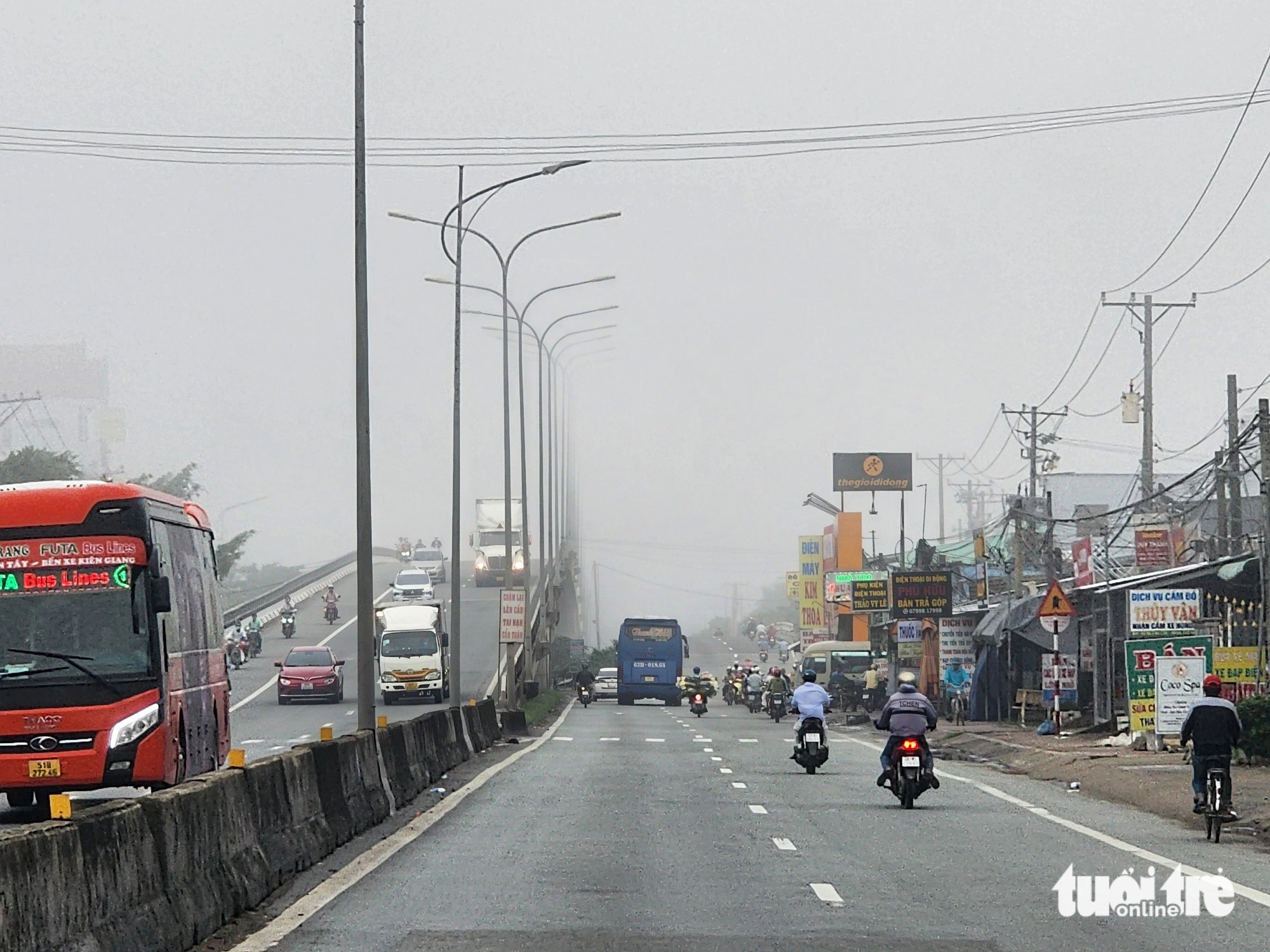 The dense fog also drifted over National Highways 1, 30, and 80 that link Tien Giang with Dong Thap and An Giang Provinces, located in Vietnam's Mekong Delta region in the morning of June 26, 2023. Photo: Hoai Thuong / Tuoi Tre