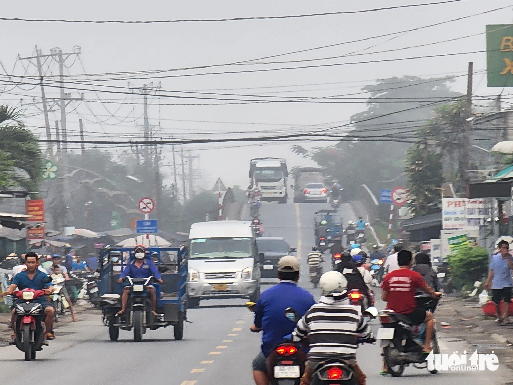 Fog envelops a National Highway 30 section passing through Cao Lanh District, Dong Thap Province, southern Vietnam on June 26, 2023. Photo: Hoai Thuong / Tuoi Tre