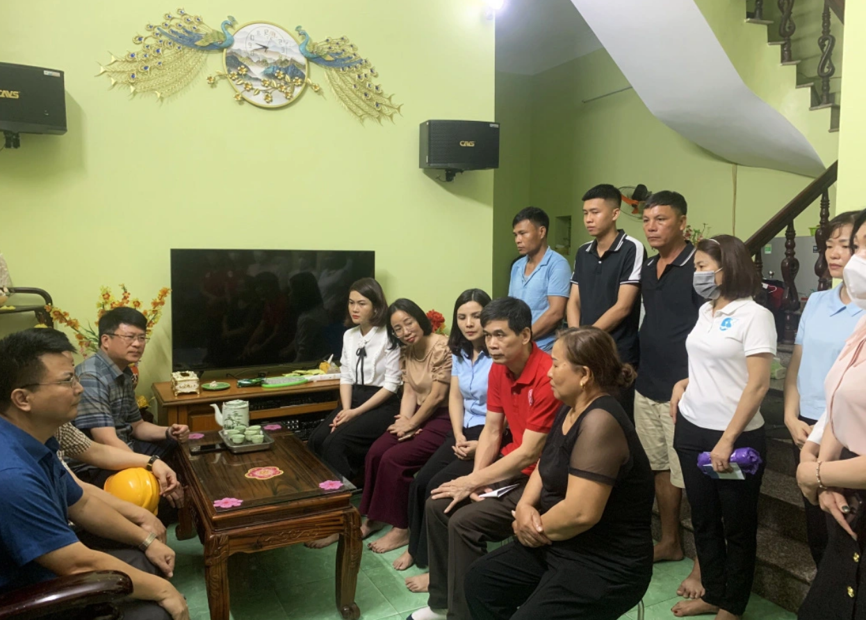 Officials of the Ha Long People’s Committee give condolences to the family members of the deceased in a lightning strike. Photo: Hoang Quynh / Tuoi Tre