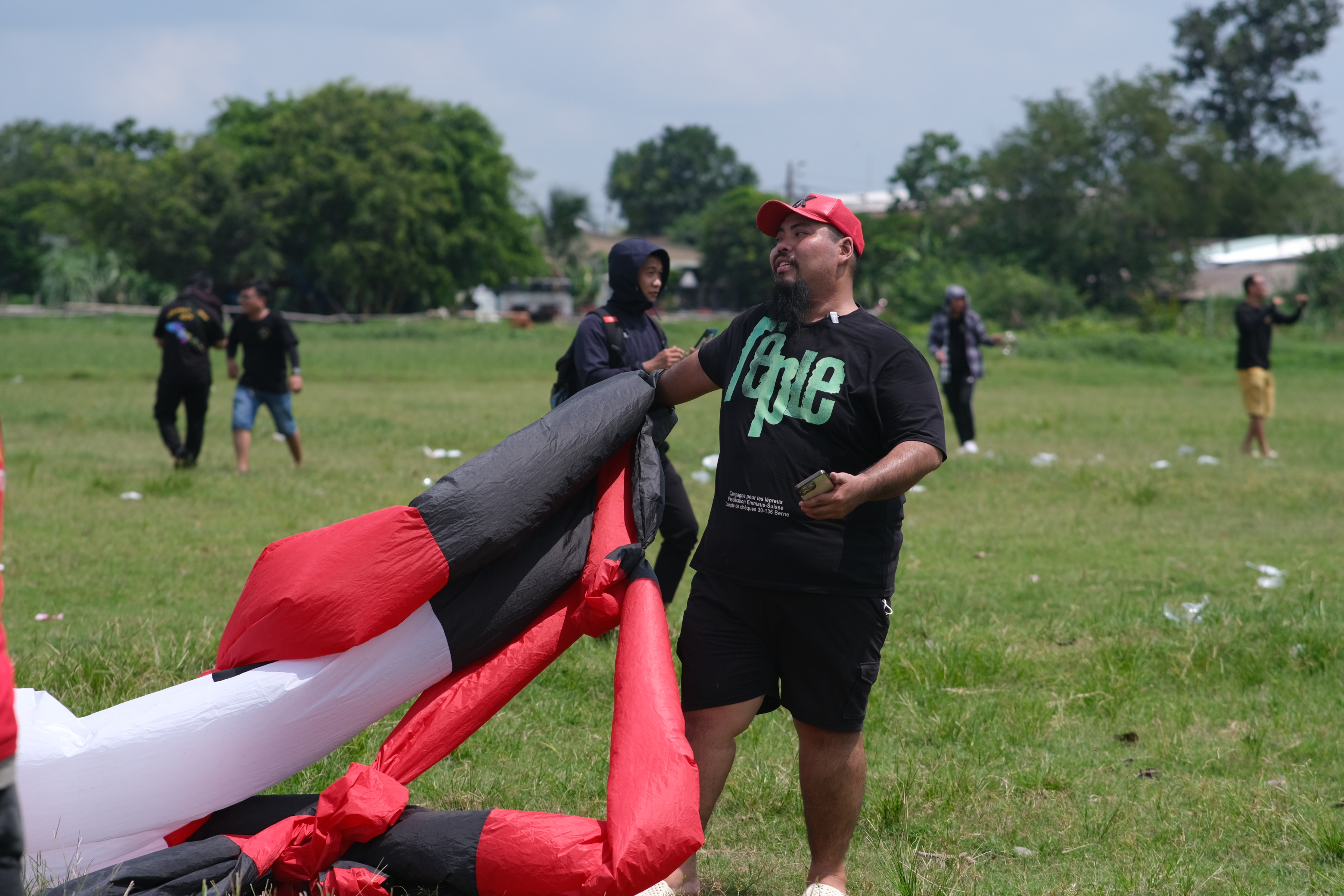 Nguyen Duy Phuc prepares to fly a big kite at field in Hoc Mon District, Ho Chi Minh City. Photo: Ngoc Phuong / Tuoi Tre News