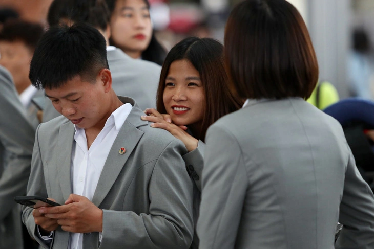 Midfielder Duong Thi Van at Noi Bai International Airport in Hanoi before the departure for New Zealand to begin Vietnam’s participation in the 2023 FIFA Women’s World Cup, July 5, 2023. Photo: Le Duc / Tuoi Tre