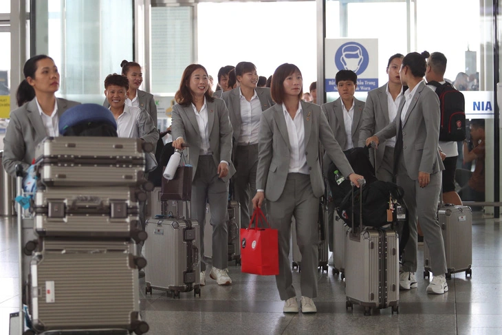 Vietnamese national women’s football players arrive at Noi Bai International Airport in Hanoi before their departure for New Zealand to begin their participation in the 2023 FIFA Women’s World Cup, July 5, 2023. Photo: Duc Khue / Tuoi Tre