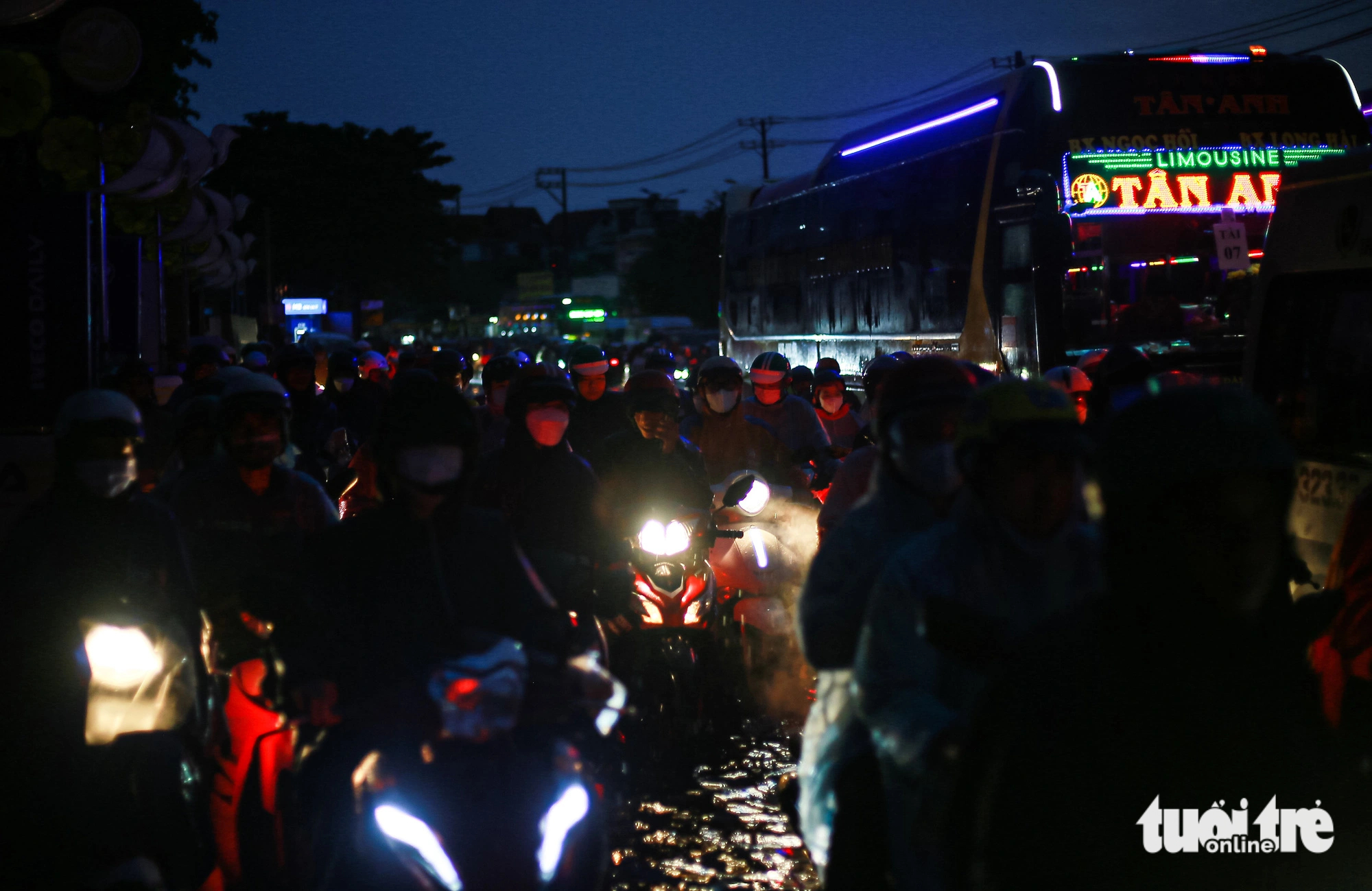 Traffic gridlock plus flooding due to a heavy downpour frustrated commuters on the National Highway 13 section passing through Ho Chi Minh City on July 5, 2023. Photo: Chau Tuan / Tuoi Tre