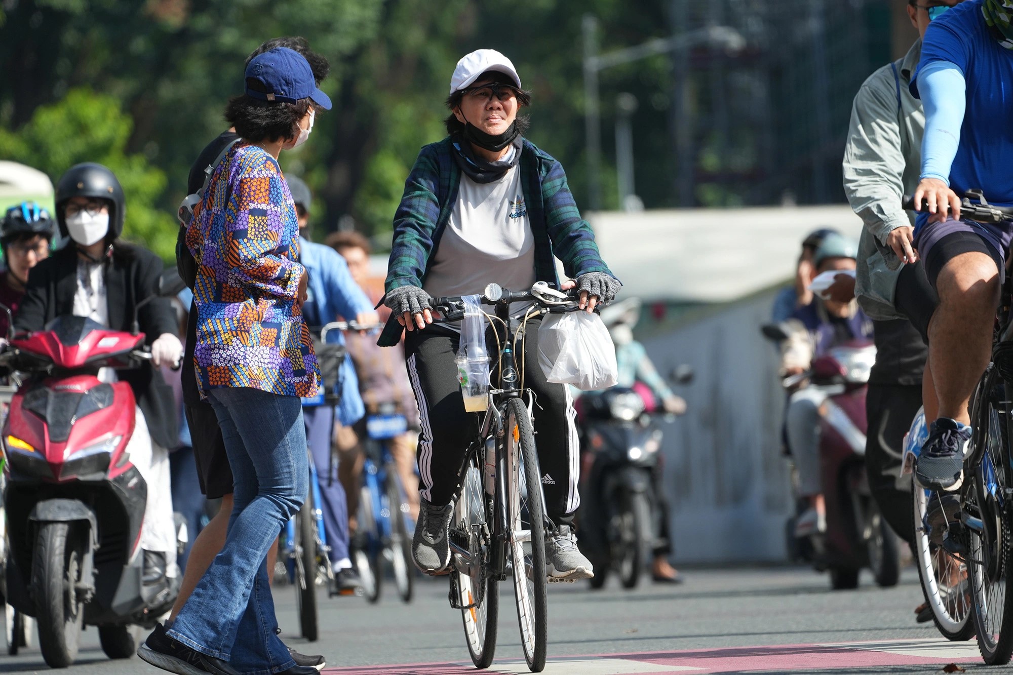 Nguyen Thi Phuong, 56, has been cycling with the Sai Gon French Club since its first outings. Photo: H. Hanh / Tuoi Tre