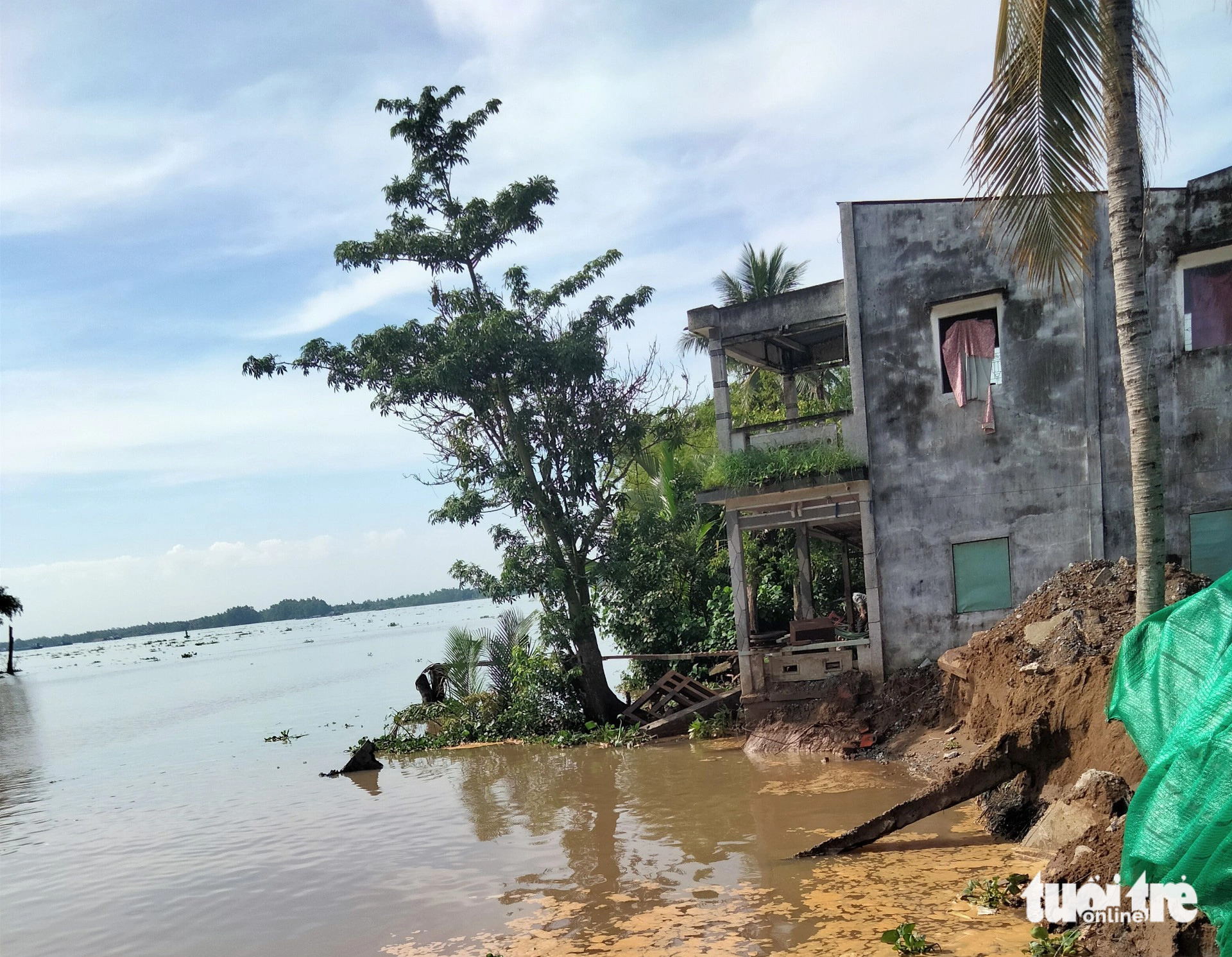 Land subsidence hits a riverside road in Phu Phong Commune, Chau Thanh District, Tien Giang Province, southern Vietnam. Photo: H.T. / Tuoi Tre