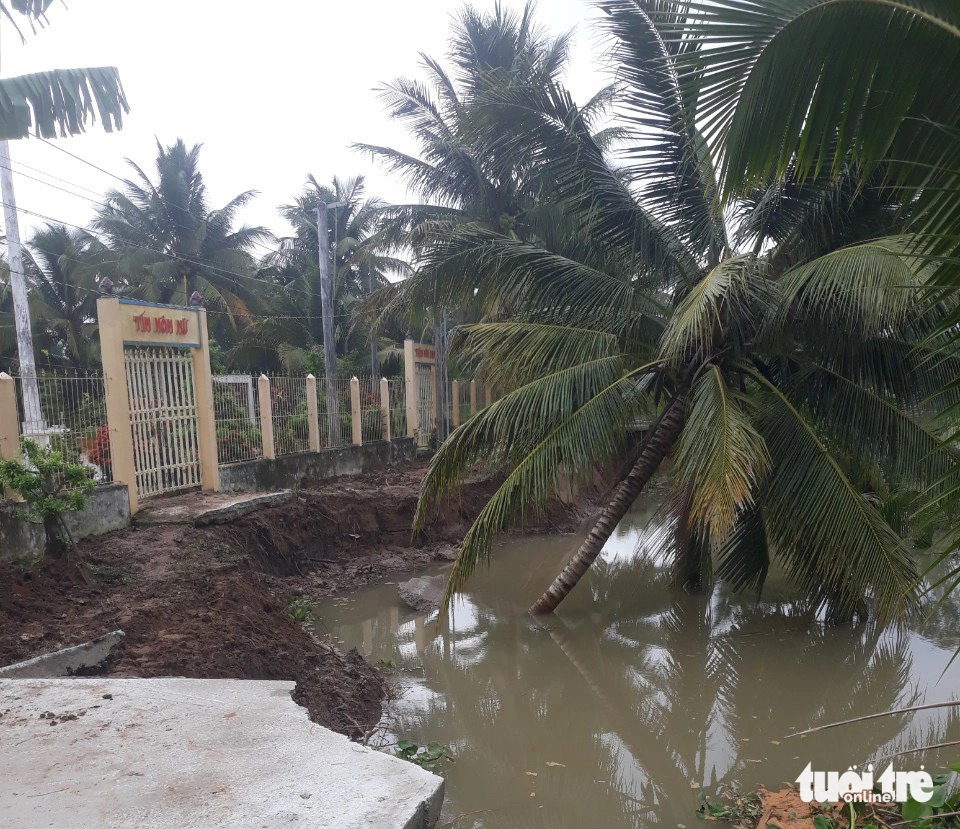 Land subsidence disrupts traffic and daily activities of local residents. Photo: H.T. / Tuoi Tre
