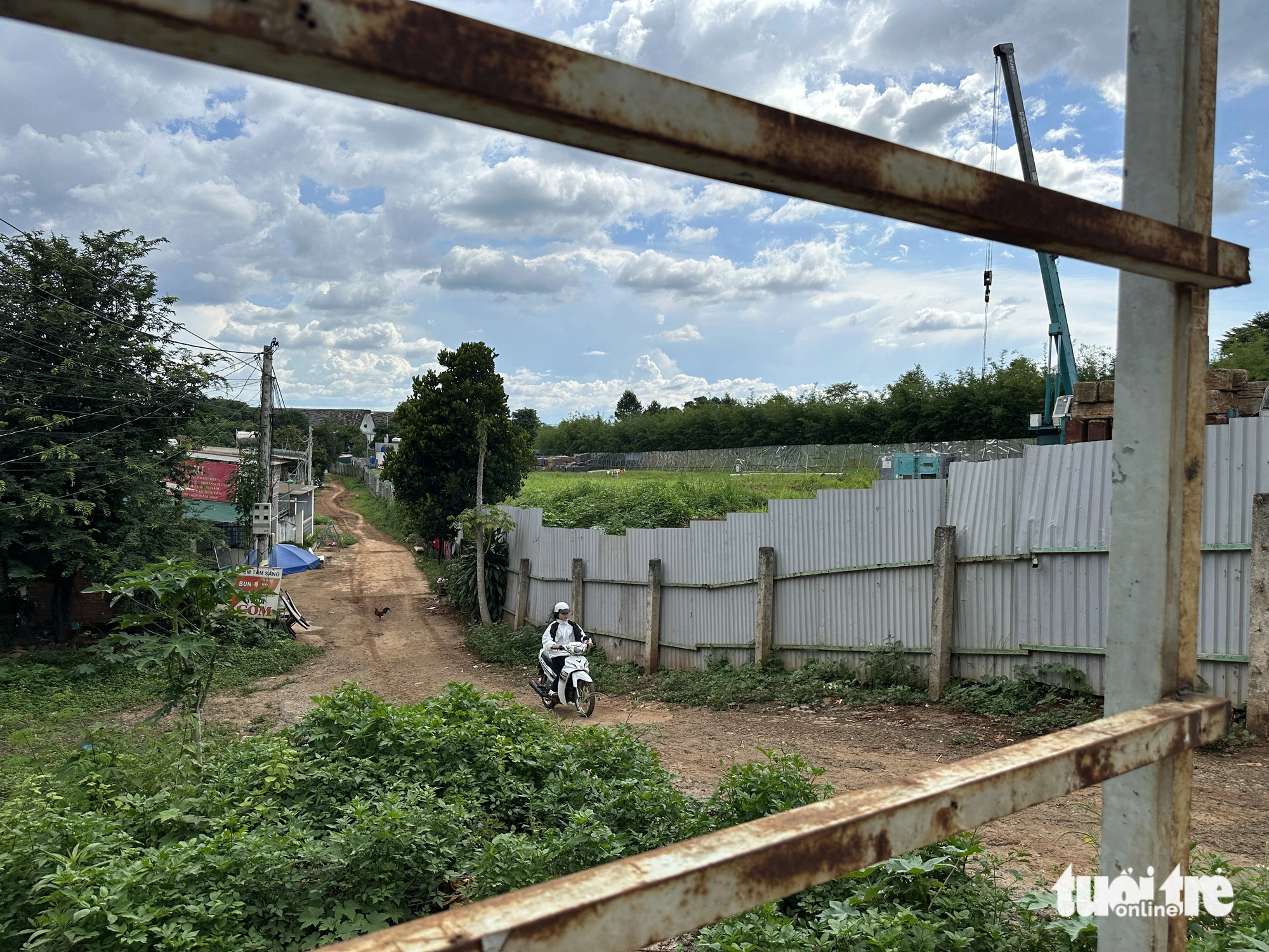 Residents in Tan Loi Ward, the center of Buon Ma Thuot City, Dak Lak Province, face difficulties in travel and clean water supply. Photo: Trung Tan / Tuoi Tre