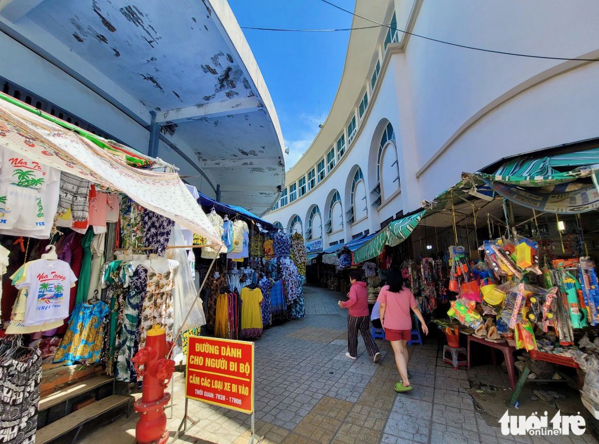 Clothes stalls erected outside the market. Photo: Tran Huong / Tuoi Tre