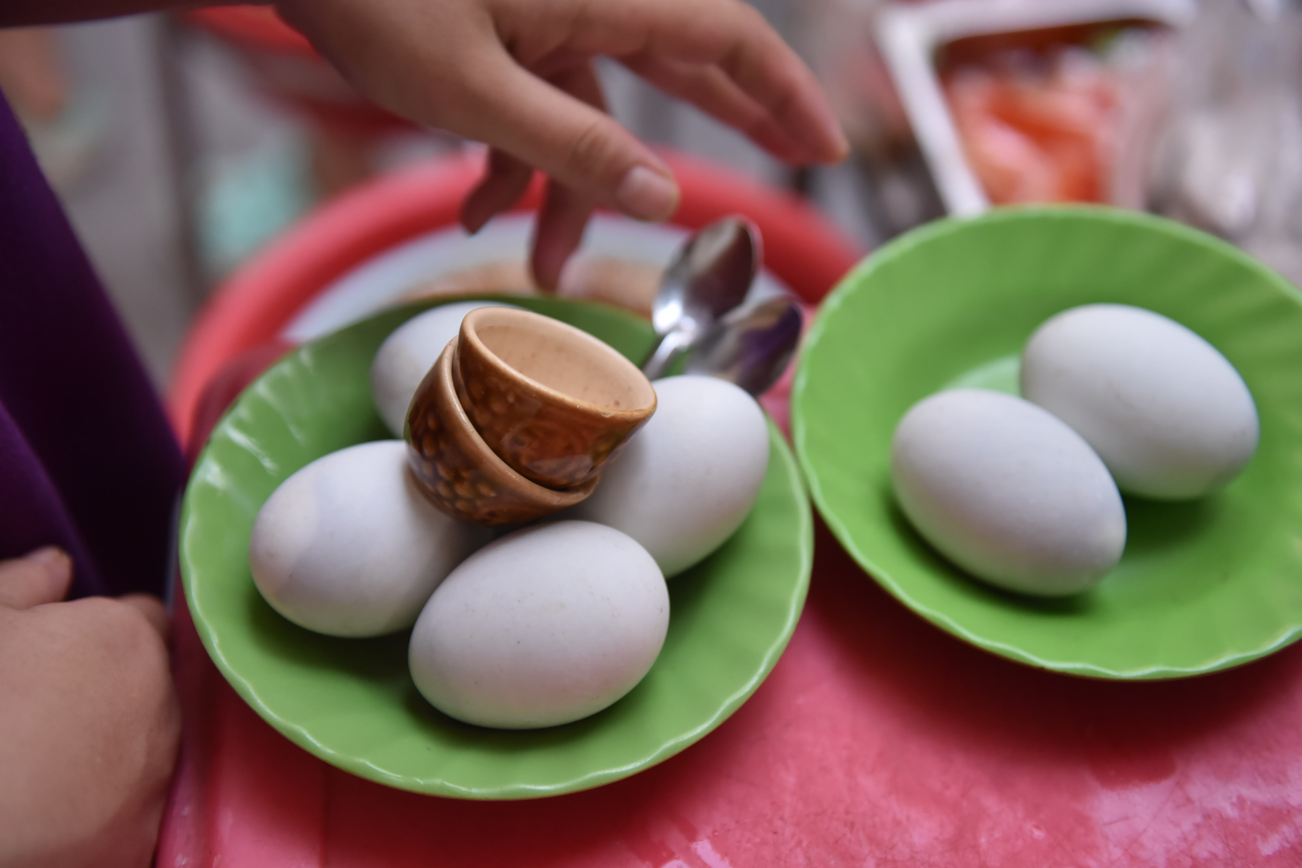 Boiled baluts are seen at Kim Thao Stall in Thao Dien Ward, Thu Duc City, Ho Chi Minh City. Photo: Ngoc Phuong / Tuoi Tre News