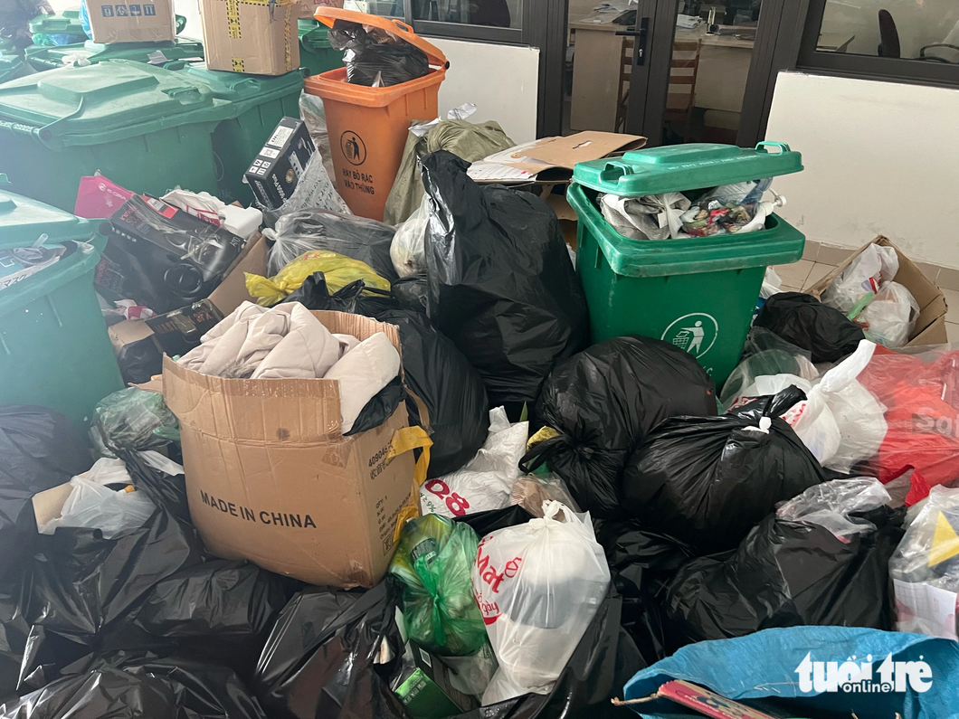 The lobby of the Osaka Complex apartment building in Hanoi has turned into a literal dump. Photo: Pham Tuan / Tuoi Tre