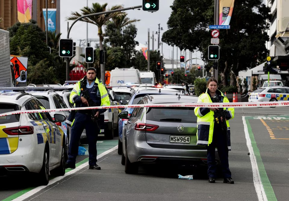 Armed police stand guard outside a building construction site following a shooting in the central business district, in Auckland, New Zealand July 20, 2023. Photo: Reuters