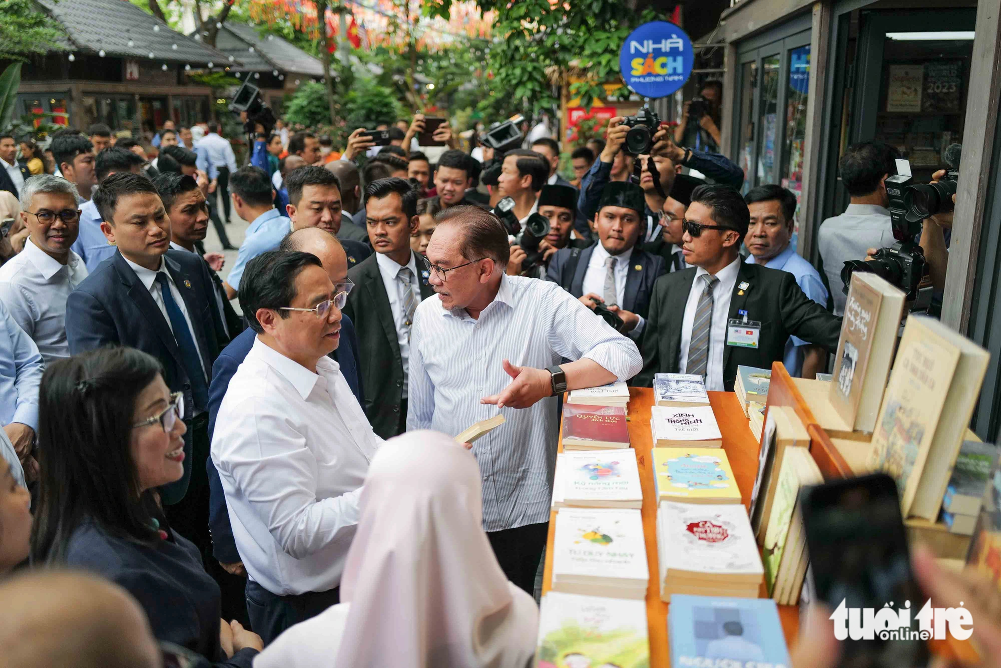 Open to the public in May 2017, the 19-12 book street houses lots of book stalls run by prestigious book publishing houses and companies in Vietnam. Photo: Nguyen Khanh / Tuoi Tre