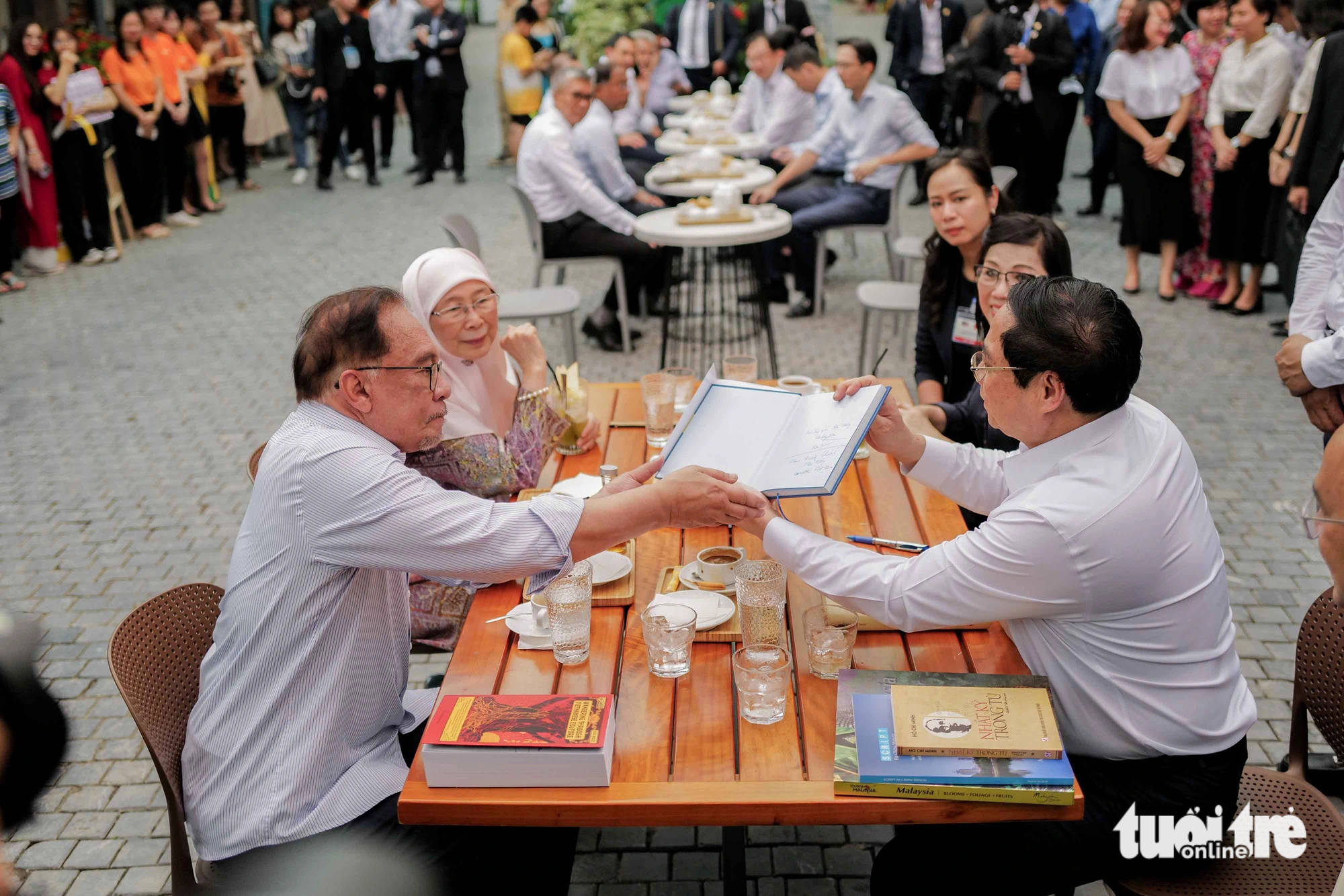 PM Chinh (R) presents a book about Vietnam’s late President Ho Chi Minh to PM Ibrahim (L). Photo: Nguyen Khanh / Tuoi Tre