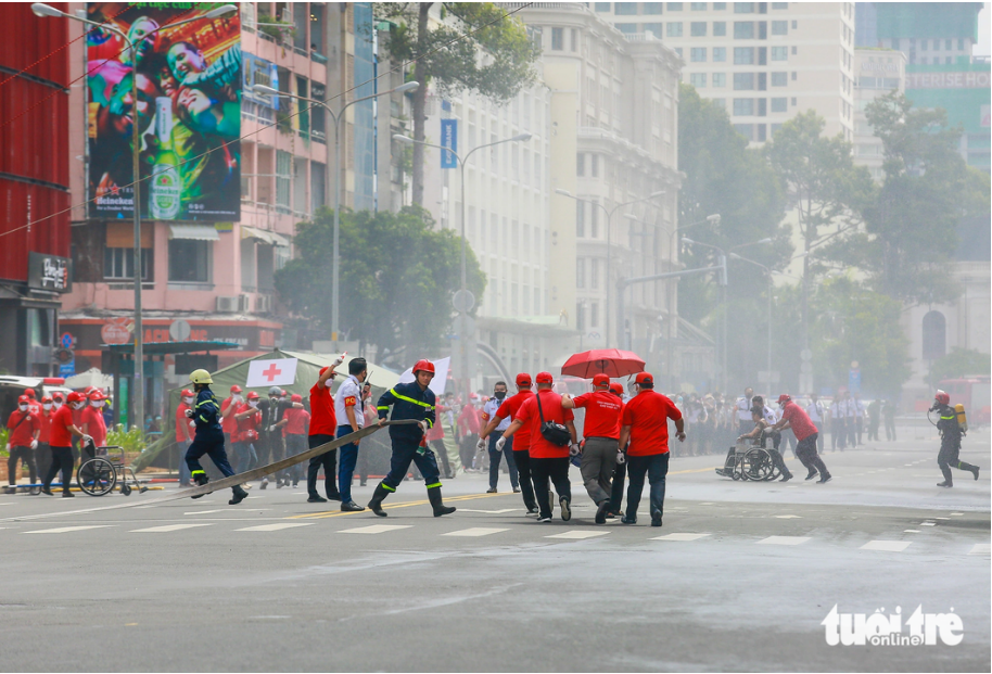 The Ho Chi Minh City Police and other departments and agencies send forces and vehicles to the scene to support the search, rescue and firefighting efforts.