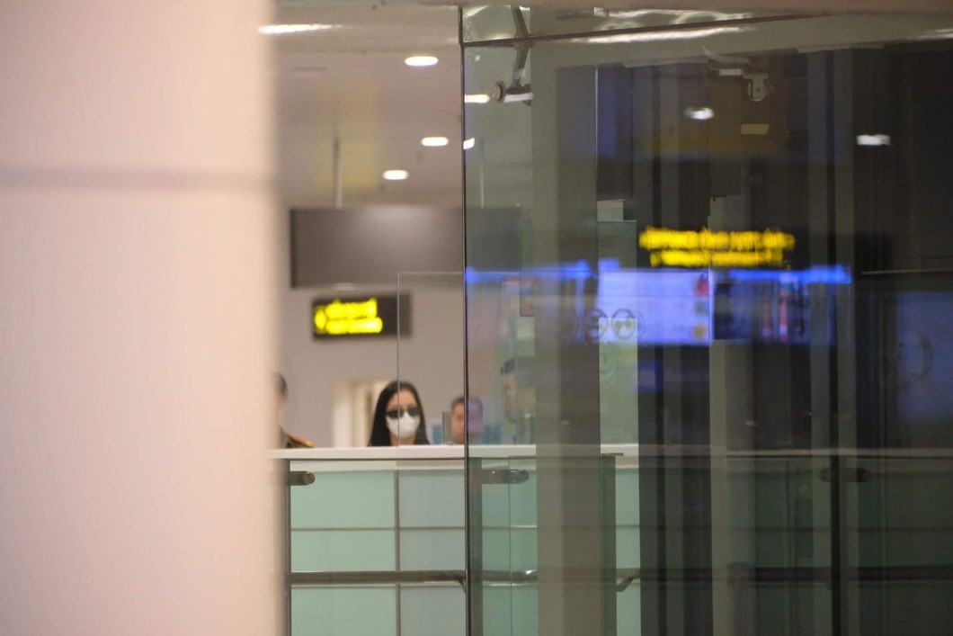 Jisoo is seen at Noi Bai International Airport in Hanoi. Photo: Mai Thuong / Tuoi Tre
