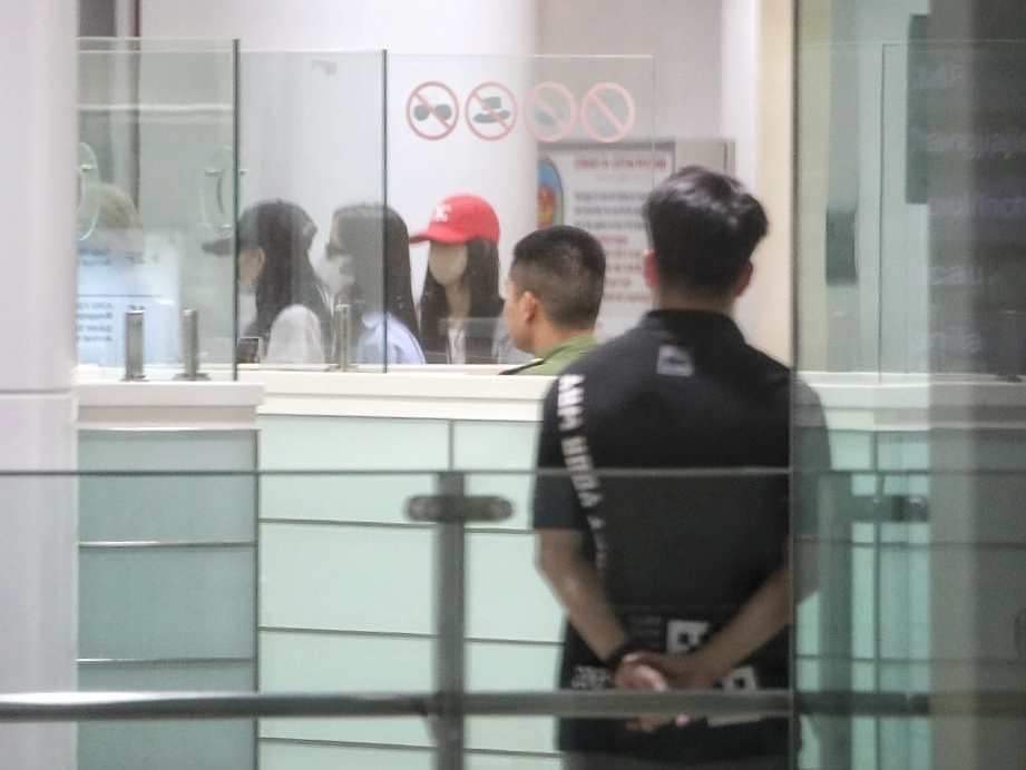 Lisa (wearing red hat) and Jisoo (wearing dark glasses) at Noi Bai International Airport in Hanoi. Photo: Lam Giang / Tuoi Tre
