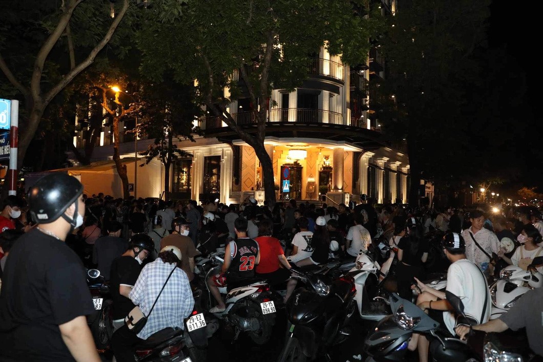 Thousands of people and vehicles gather in front of Capella Hotel in Hanoi from 9:00 pm on July 28, 2023. Photo: Danh Khang / Tuoi Tre