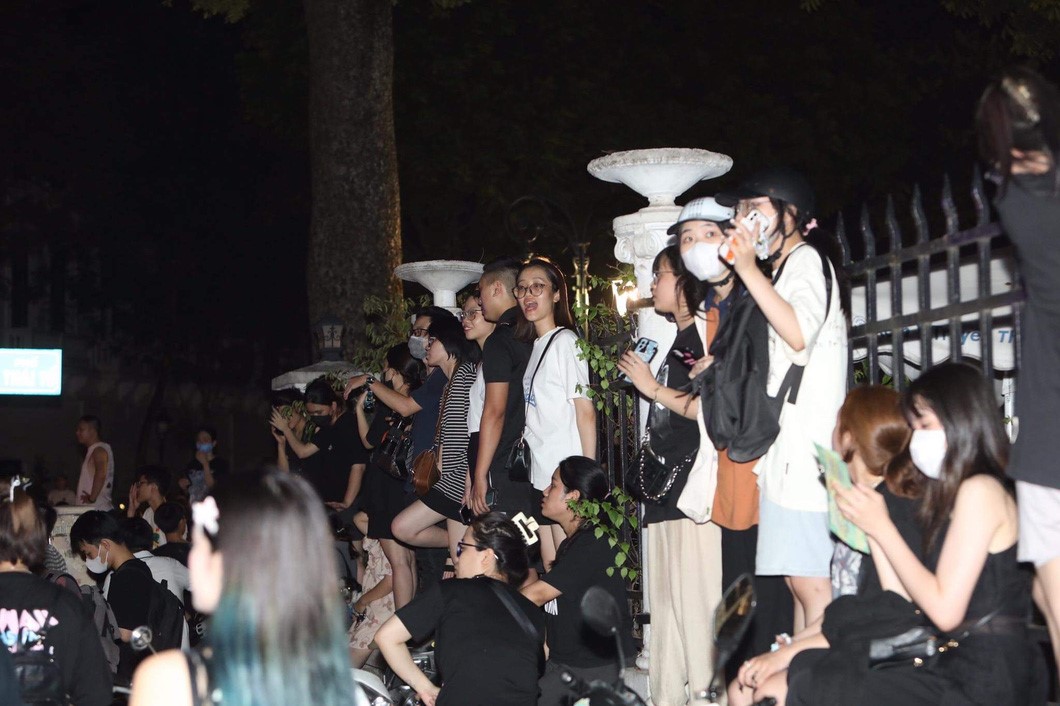 Vietnamese fans wait for BlackPink until midnight. Photo: Danh Khang / Tuoi Tre