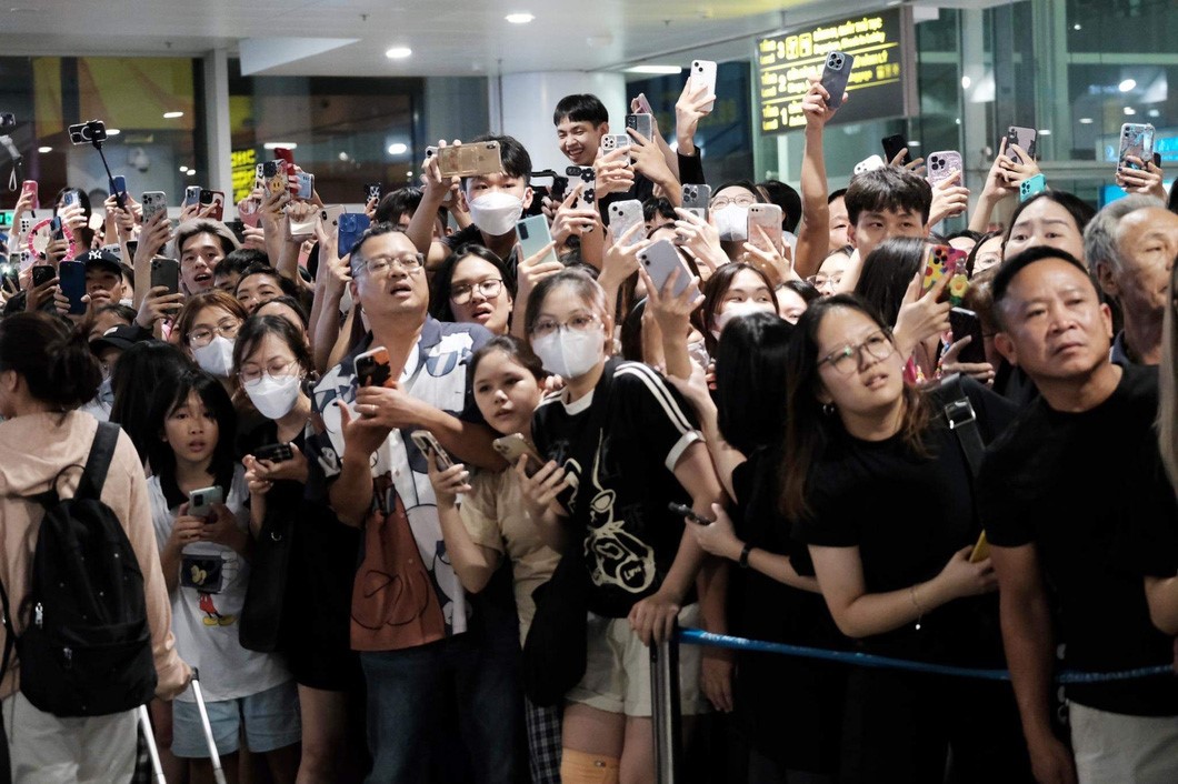 Vietnamese fans wait for their idols at the gate of Noi Bai International Airport in Hanoi. Photo: Mai Thuong / Tuoi Tre