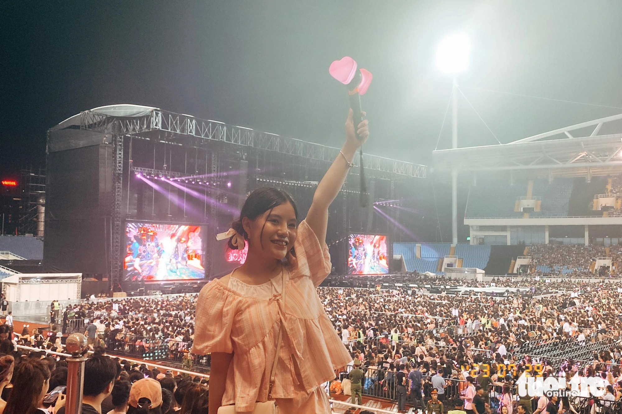 BlackPink concert-goers take photos before the show. Photo: Mai Thuong / Tuoi Tre