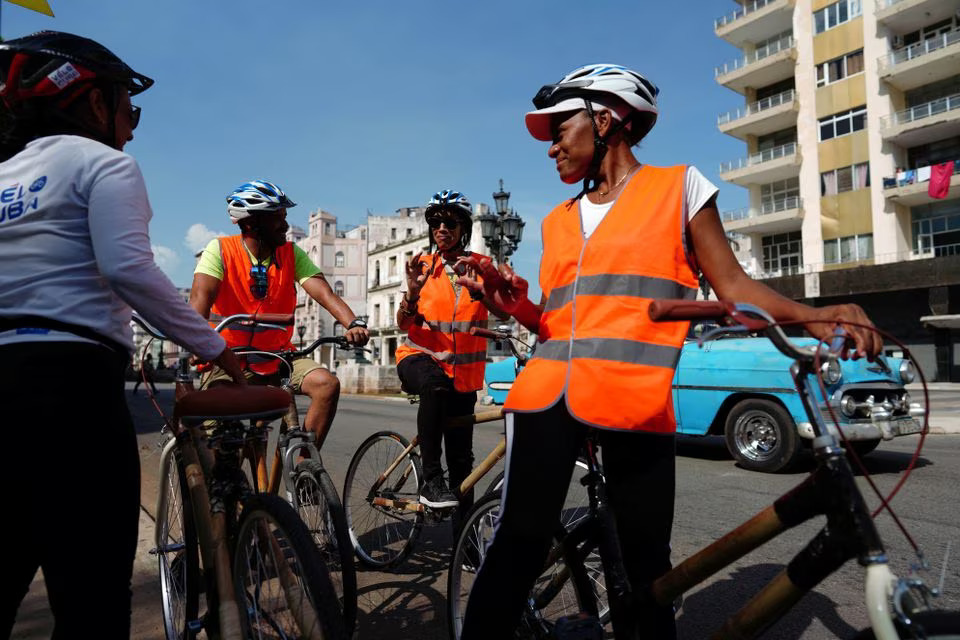 A group of partial hearing students communicate using sign language before a ride with eco-friendly bamboo bicycles in Havana, Cuba, July 21, 2023. Photo: Reuters
