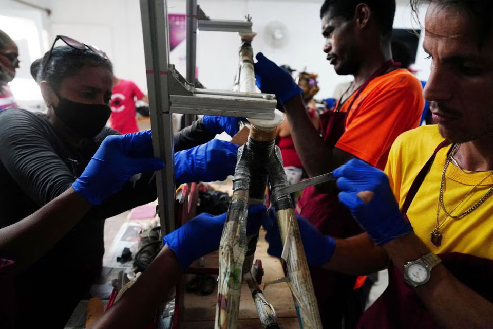 A group of partial hearing students work during a workshop to produce eco-friendly bamboo bicycles in Havana, Cuba, July 5, 2023. Photo: Reuters