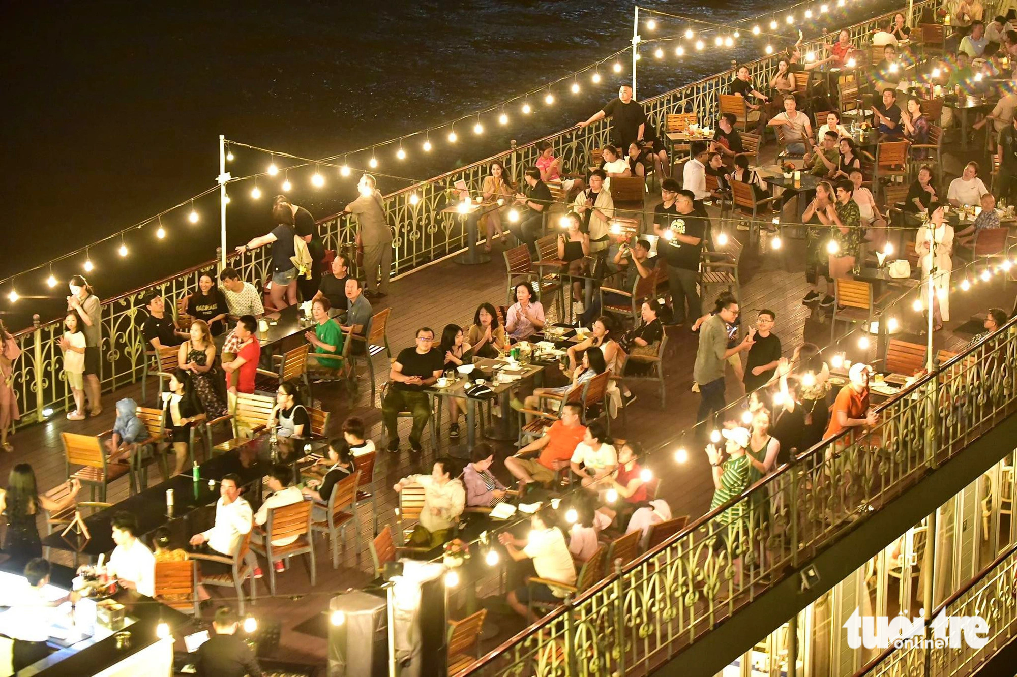 Cruise ship guests enjoy the spectacular scenery of Ho Chi Minh City at night. Photo: T.T.D / Tuoi Tre