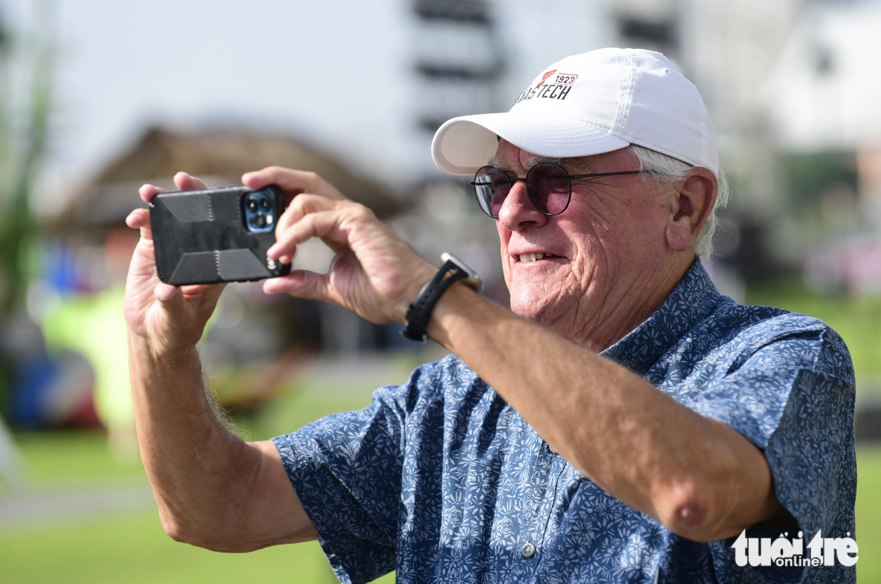 A foreign visitor takes photos of some moments at the Bach Dang Wharf Park. Photo: Quang Dinh / Tuoi Tre