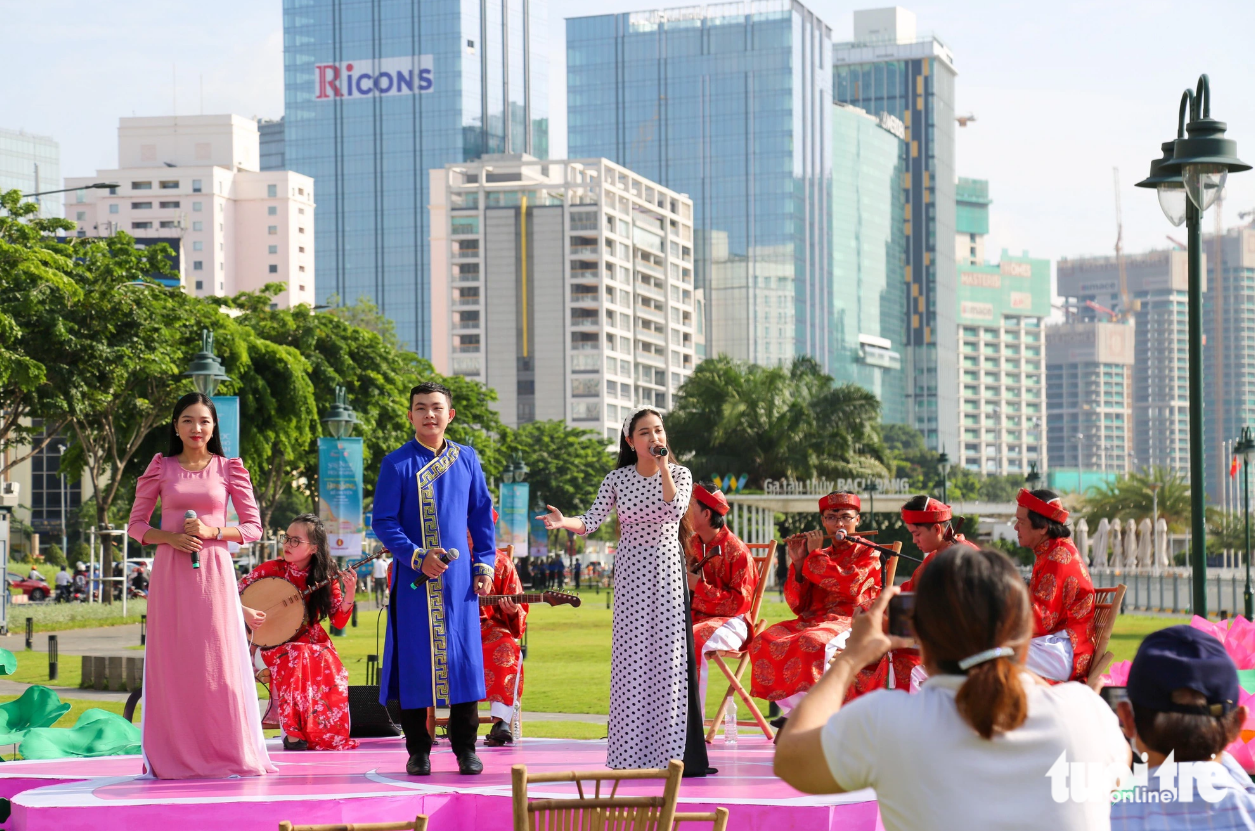 Art performances highlight the Ho Chi Minh City river fest. Photo: Phuong Quyen / Tuoi Tre