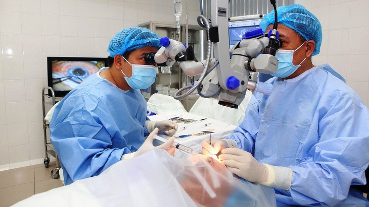H.’s cornea is offered to a patient in Thua Thien-Hue Province. Photo: Thuong Hien / Tuoi Tre