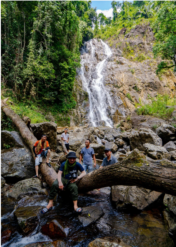 Bon Tang Waterfall is wild and mighty. Photo: Dung Nhan / Tuoi Tre