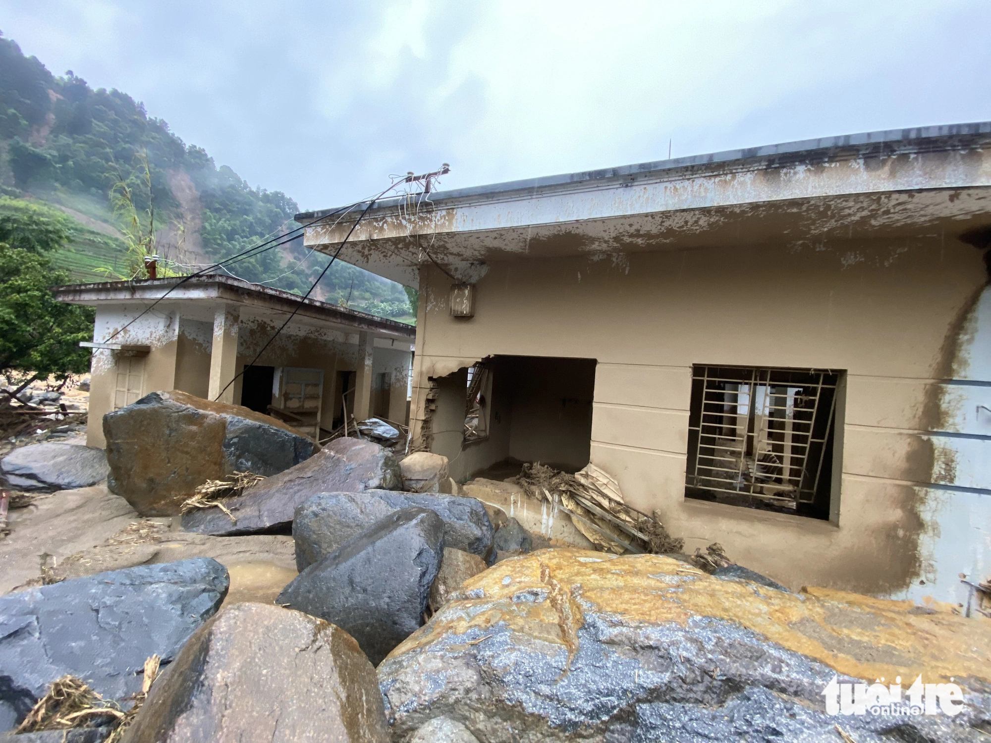 Flash floods took a heavy toll on the Ho Bon Commune medical station. Photo: Chi Tue / Tuoi Tre