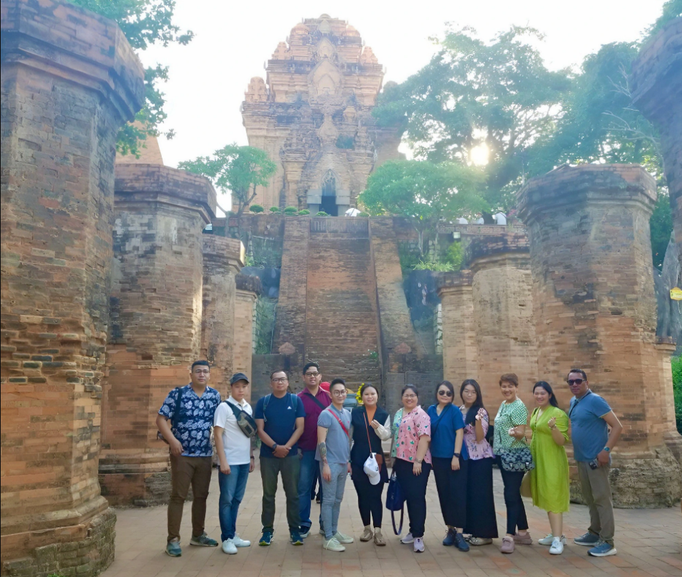Members of the Indonesian group pose for a photo at Ba Ponagar Tower in Nha Trang City. Photo: Thuc Nghi / Tuoi Tre