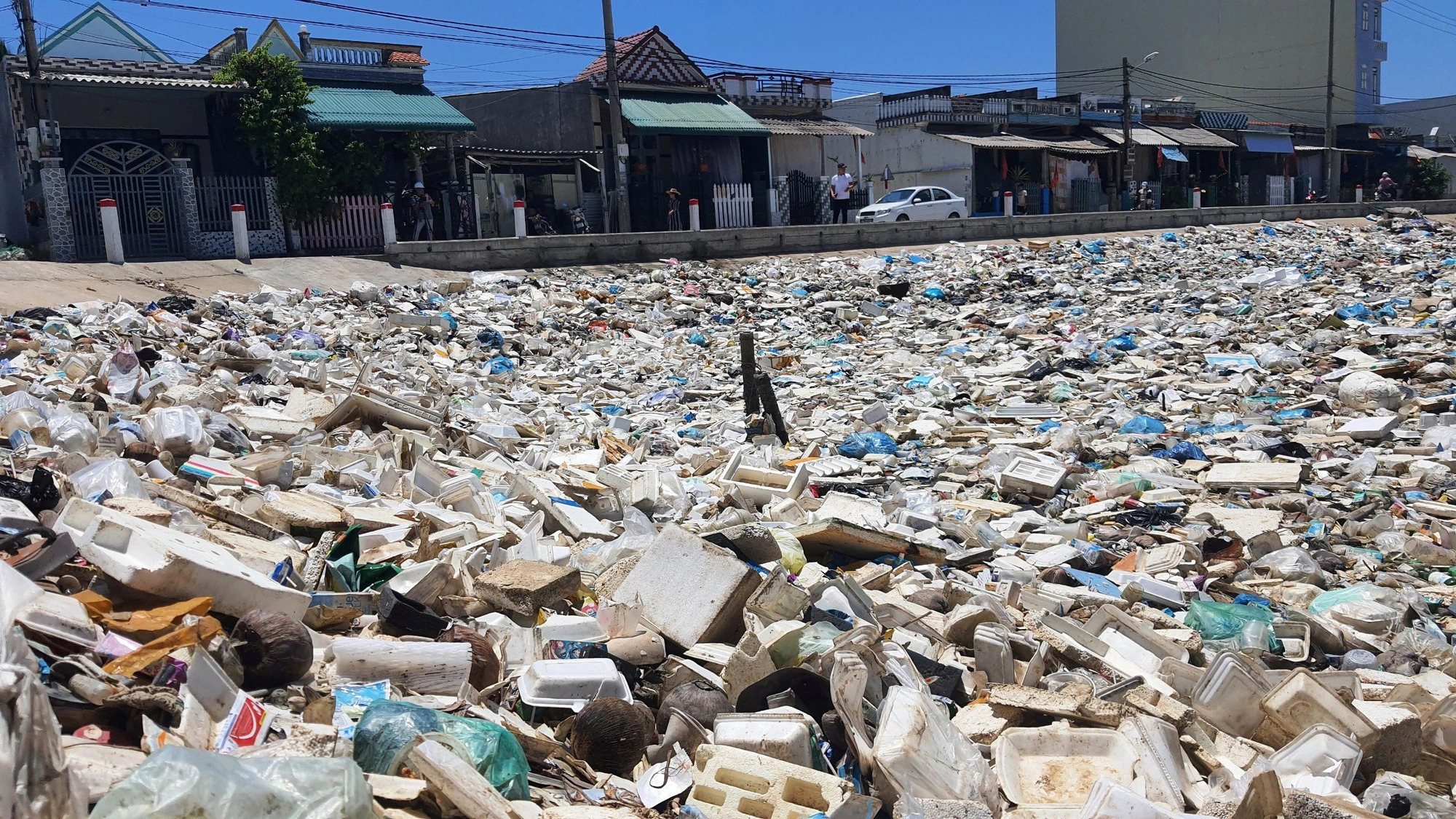 A waste dump lies in front of a residential area. Photo: TR.M / Tuoi Tre