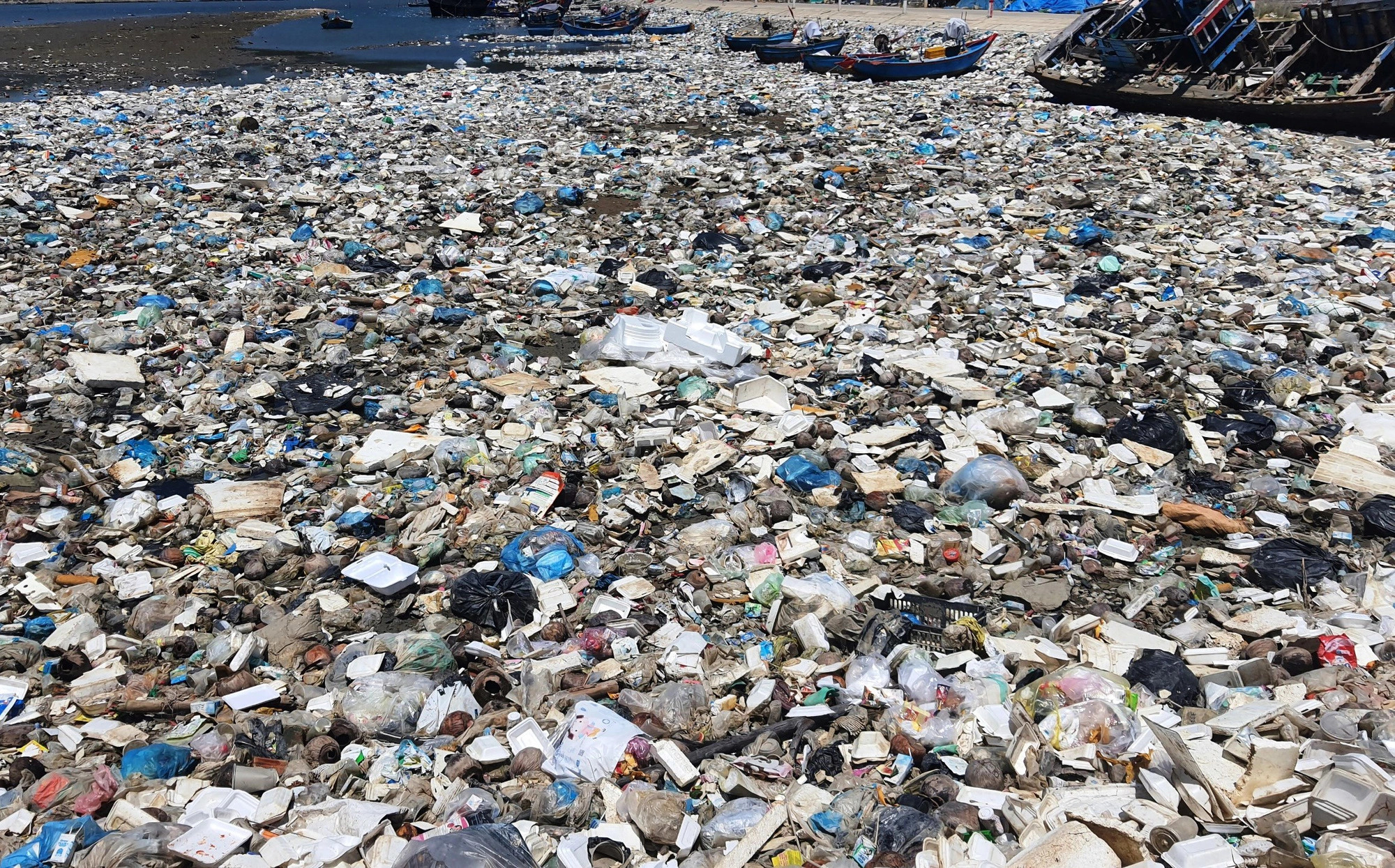 Garbage blankets part of the lagoon. Photo: TR.M / Tuoi Tre